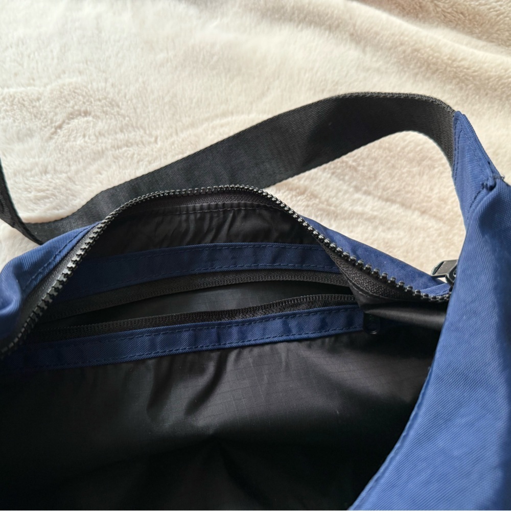 BAGGU Medium Nylon Crescent Bag Navy Black Strap NWOT - Picture 10 of 13